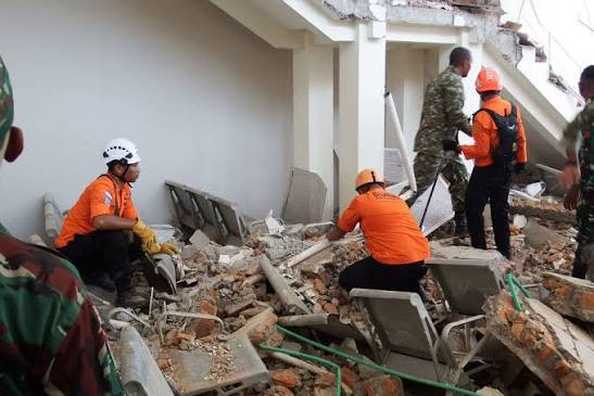 印尼发生7.7级地震 5000余人疏散避难 灾区物资紧缺