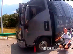 安徽蚌埠 货车排挡刹车失灵 交警接力护航救援