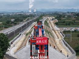 黄百铁路全线首片T型梁顺利架设