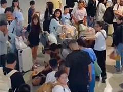 新疆 男子车站内突发疾病 众人合力救助