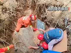 山东烟台 维修管道突遇沙石滑落 工人不慎被困