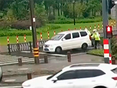 浙江余姚 车辆抛锚路中 铁骑暖心推车保畅通