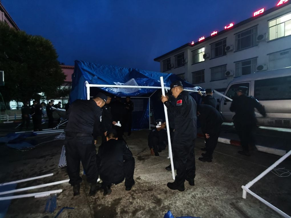西藏日喀则市吉隆县遭受泥石流灾害 遭受泥石流灾害 救援正在展开