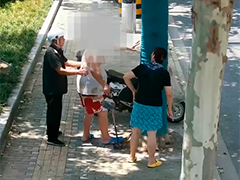 老人路边摔倒 警民携手救助