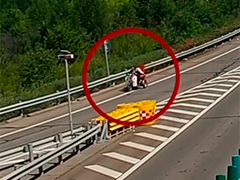 山西 老人骑车误入高速 交警暖心护送