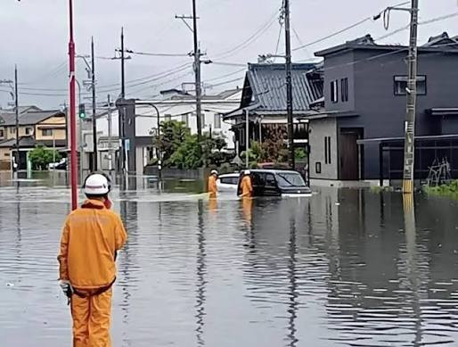 日本福井县发生强降雨 引发河流泛滥和内涝