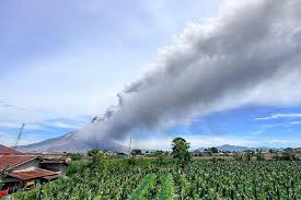 印尼锡纳朋火山喷发 持续约一小时