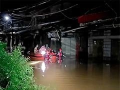 福建泉州强降雨致积水严重 消防转移被困人员