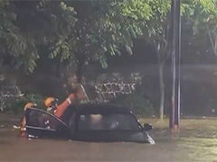 浙江嵊州短时强降雨致车辆被困 消防紧急救援