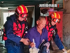 福建福鼎 遭遇强降雨 消防转移被困人员