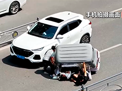 湖北南漳 三轮车侧翻 众人热心救援