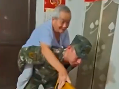福建武警多支力量紧急转移受灾群众