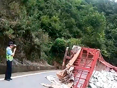 湖北鹤峰 货车侧翻阻路 多部门奋战6小时抢通