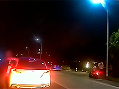 驾车撞上警车 原是醉驾惹的祸