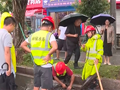 福建福州 强降雨来袭 各部门全力排涝