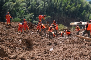 江西遂川县高坪镇发生泥石流灾害 明坑村通往石下组灾害现场道路已抢通
