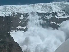 新疆慕士塔格峰2号冰川发生雪崩