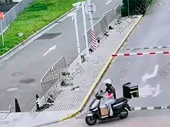 上海浦东 快递员遗落贵重包裹 警方一小时完璧归赵