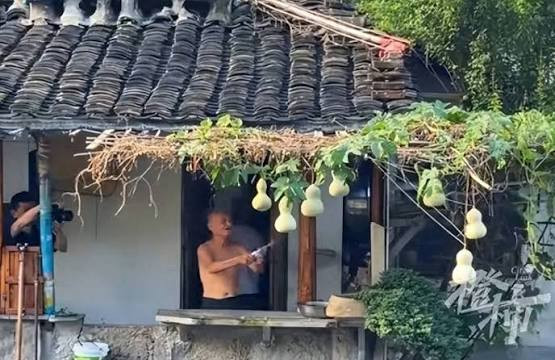 浙江绍兴75岁"葫芦娃爷爷"连夜剪掉7个葫芦