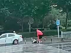 山东淄博 老人雨天摔倒 19岁大学生果断救助