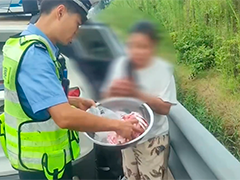 沪昆高速萍乡段:车辆行李箱脱落现金飘散 民警帮忙寻找