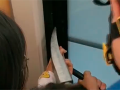 江苏泰州 幼童手指卡入玻璃推拉门缝隙 消防紧急破拆