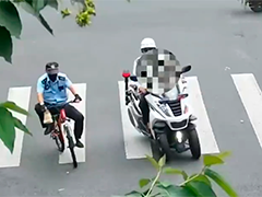 男童独自骑车上路 交警及时拦下一路护送