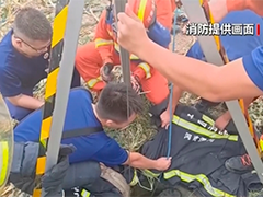 河南漯河 老人不慎坠入深井 消防成功营救