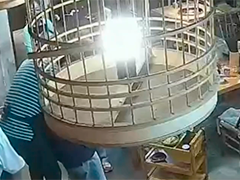 男子火锅店异物卡喉 医生夫妇站凳上演"高空急救"