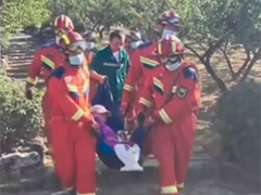 江苏苏州 老人登山脚滑骨折 消防员徒步抬出山林