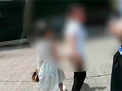 浙江宁波小女孩街头走失 辅警5分钟内找回