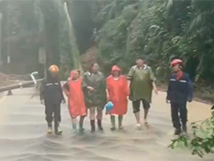 海南多地遭遇强降雨 消防员转移群众处置险情
