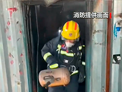 河南安阳 修车铺起火 消防员紧急转移煤气罐氧气瓶