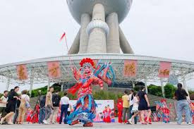 上海旅游节"加更"三天全城狂欢 表演方队亮相东方明珠