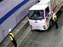 浙江台州 驾驶员道路酣睡 交警紧急处置