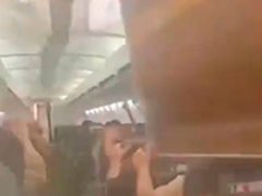 伊朗一波音客机突发故障返航 客舱顶板掉落