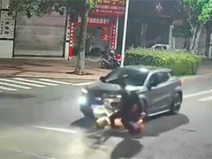 湖南常德 未减速让行 电动自行车与小汽车路口相撞