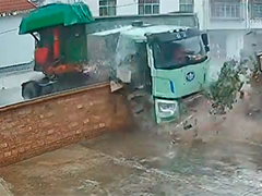 江西赣州 雨天大车打滑失控撞塌围墙