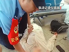 南京旅客候车突发低血糖 民辅警及时救助