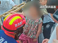 孩童户外玩耍险情多发 谨防意外被卡