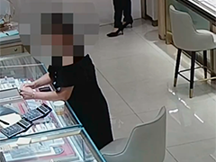 置换黄金要补差价 心生不满"顺手牵羊"