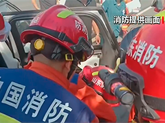 山东滨州:车辆未能保持安全车距导致追尾事故