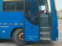 扬州 重型厢式货车"变"客车 违规载人遭查处