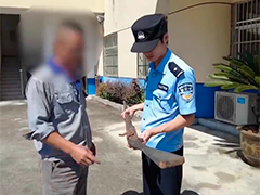 浙江淳安 老屋拆迁惊现祖传火铳 村民赶紧上交