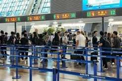 两大机场迎返程高峰 假期日均运输客流42万人次
