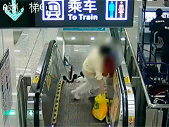 厦门:女子扶梯上摔倒 辅警飞身按下急停按钮