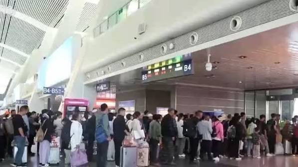 国庆假期 国铁青藏集团累计发送旅客超62万人次