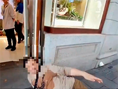 上海黄浦 老人突发晕倒 民警暖心相助