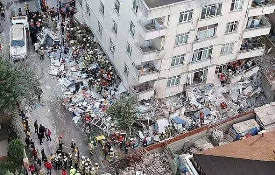 土耳其伊斯坦布尔一建筑坍塌 已致1人死亡