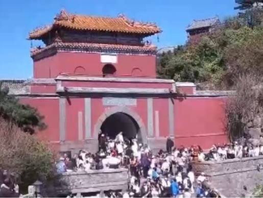 网传"游客在泰山景区躲雨收费80元1小时"系谣言 1日8时至6日10时泰山景区无有效降水